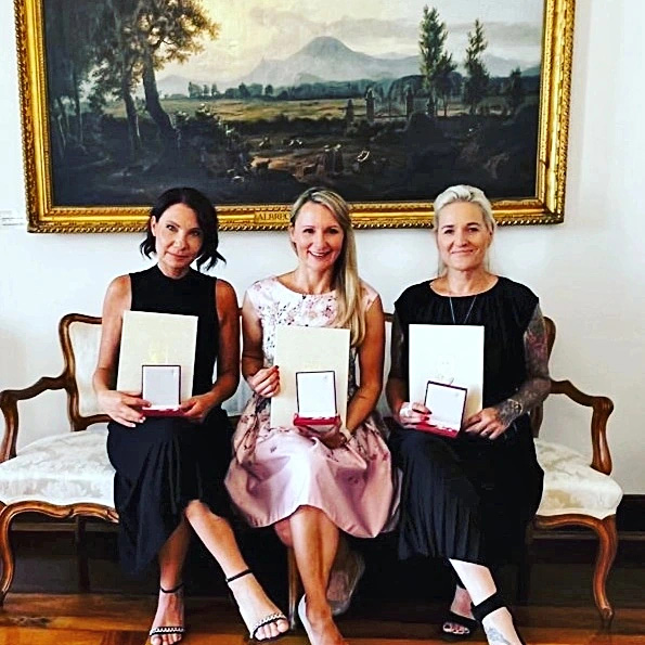 Unsere drei Sängerinnen des Reiterer Vocalensembles mit dem Verdienstzeichen des Landes Salzburg - von links: Alexandra Bauer, Betina Obermüller und Karin Reitsamer-Konnerth
